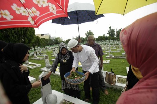 Sambut Ramadhan, Bang Ijeck Ziarahi Kakek di Taman Makam Pahlawan