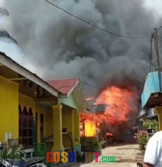 Satu Unit Rumah Semi Permanen di Langkat Hangus Terbakar