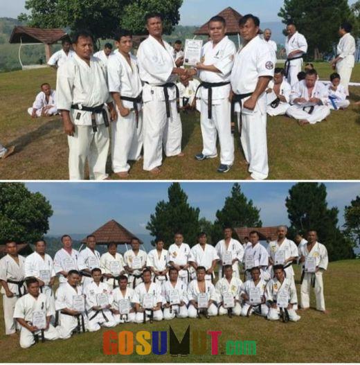 7 Karateka Sabuk Hitam Perguruan Karate Kala Hitam Toba Samosir Terima Sertifikat IKAK