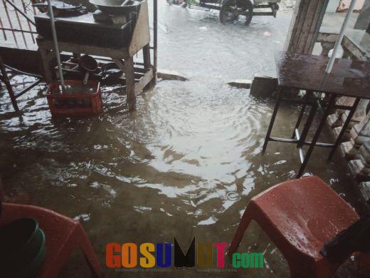 Warga Kisaran Mengeluh, Hujan 1 Hingga 2 Jam Sebabkan Air Banjiri Rumah
