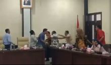 Viral... 2 Wakil Rakyat Nyaris Adu Jotos di Gedung DPRD Labusel saat Bahas Dana CSR