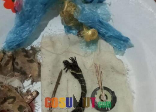 Gawat!! Peralatan Santet Ditemukan di Sekitar Kediaman Wartawan Media Online di Sidimpuan
