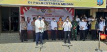 Menko Perekonomian Salurkan Bantuan untuk Pedagang di Medan