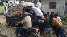 1 Unit Mobil Pickup Terperosok di Lobang Maut