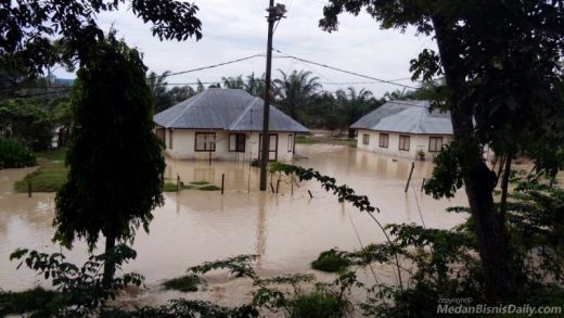 8 Tanggul Jebol, Ribuan Rumah Terendam Banjir di Asahan