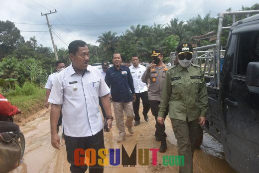 Bupati Inhu Tinjau Perbaikan Jalan Rusak di Kecamatan Batang Cenaku