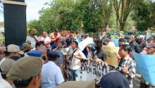 FPP Demo Kantor Wali Kota Sibolga dan DPRD Minta Trans Containent Ditertibkan 