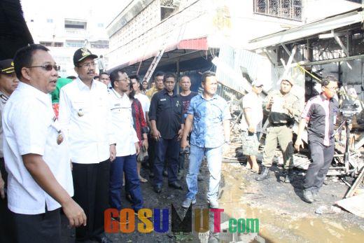 Gubsu Kunjungi Korban Kebakaran Pasar Tapiv Binjai