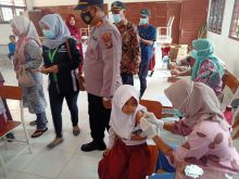 Kapolsek Barumun Tengah Pantau Vaksinasi di SDN 1106 Padang Garugur