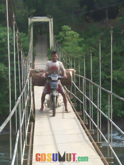 Berjalan di Jembatan Gantung Bagai Aksi Akrobat,  Masyarakat Ingin Jembatan yang Lebih Aman