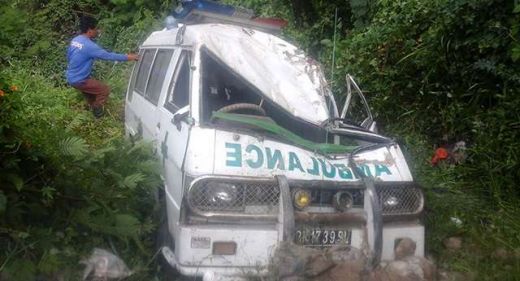 Mobil Ambulan Masuk Jurang, 11 Orang Luka-luka