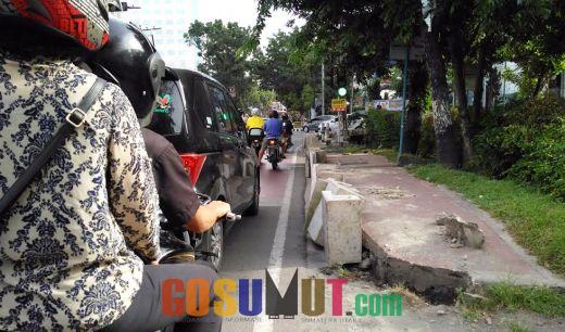 Hati-hati di Jalan Diponegoro, Ada Semen Pembatas Trotoar yang Dibiarkan