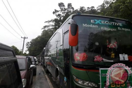 4 Bus Jamaah Haji Terjebak Longsor di Taput