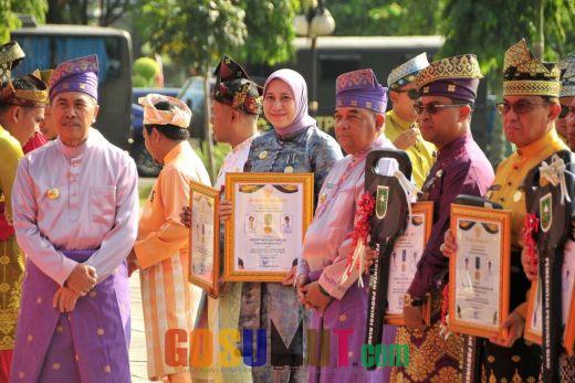 Bupati Inhu Terima Dua Penghargaan dari Gubernur Riau