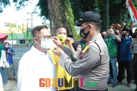 Kapolsek Kualuh Hulu Bersama Gustu Covid Bagikan Masker di Depan Pos Lantas