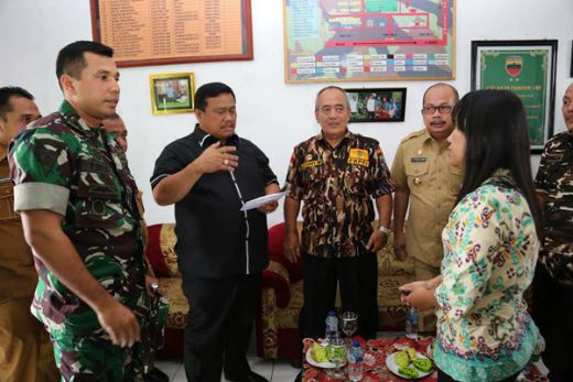Bupati Labura Beri Bantuan Kepada oknum TNI Korban Pengeroyokan