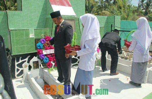 Bupati Palas Ziarah ke Makam Pahlawan Mayor Daulat Hasibuan