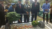 Usai Memimpin Peringatan Hari Pahlawan, Gubsu Nyekar ke Makam Rizal Nurdin