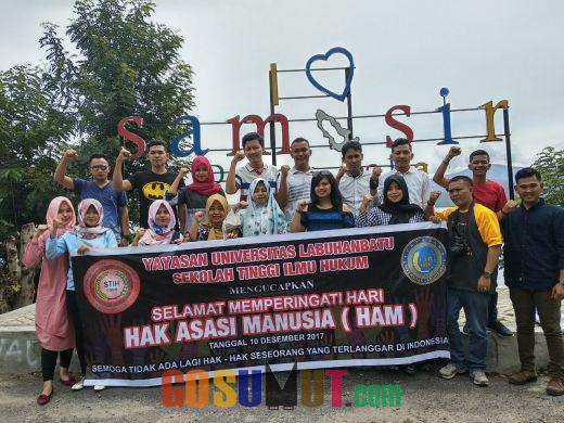 Mahasiswa ULB Deklarasikan HAM di Puncak Pulau Samosir