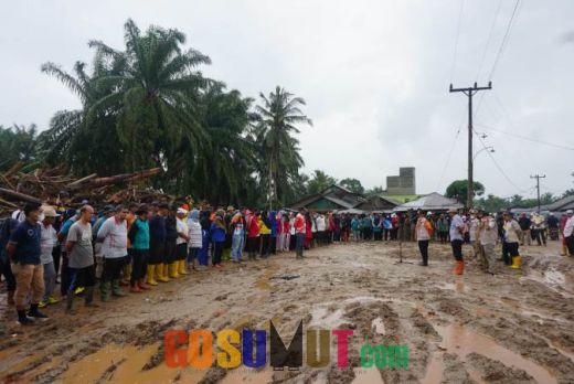 Plt Bupati Instruksikan OPD Jajaran Hingga Pemerintah Kecamatan Bantu Warga Bersihkan Rumah Pasca Banjir