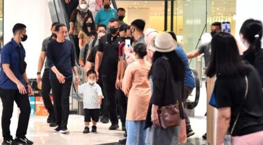 Pengunjung Mal di Medan Kaget, Presiden Jokowi Gandeng Dua Cucu Keliling Sun Plaza