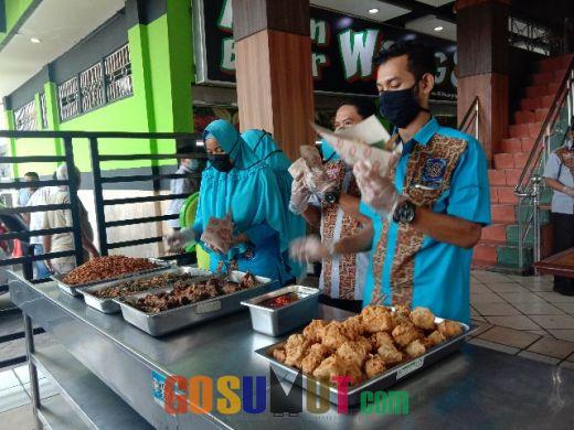 RM Ayam Bakar Wong Solo Sumbang Ribuan Nasi Kotak, Air Mineral dan Snack Kepada TKI yang Dikarantina di Medan dan Lubuk Pakam