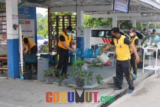 Jaga Kebersihan, Personil Polres  Sergai Laksanakan Gotong Royong