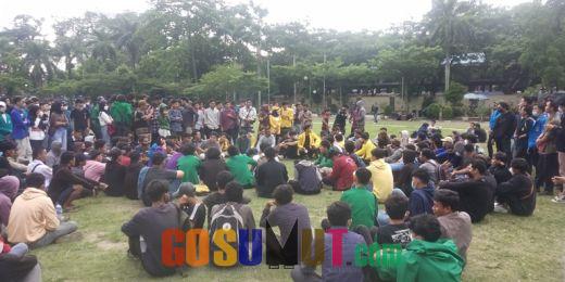 Tunggu Komando, Mahasiswa Berkumpul di Lapangan Merdeka Medan