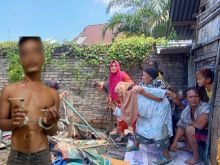 Usai Pelaku Ditangkap Polisi, Omak-Omak Tanjung Beringgin Baru Hancurkan Gubuk Sarang Narkoba