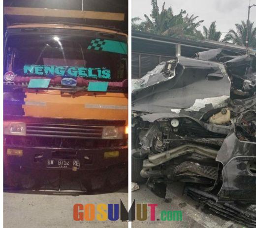 Chevrolet Spin Tabrak Truk Fuso  Dijalan Tol Teluk Mengkudu, Mobil Ringsek Pengemudi Selamat