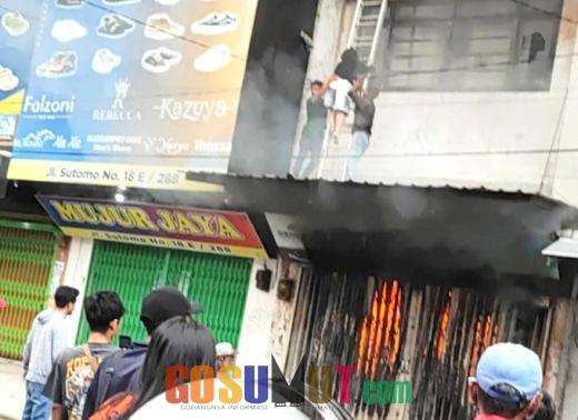 Tiga Korban Kebakaran Toko Sepatu di Pasar Sambu Dilarikan ke Rumah Sakit