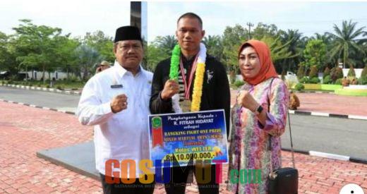 Menang MMA Muaythai, Ramadhan Fitrah Terima Uang Pembinaan dari Bupati Labura