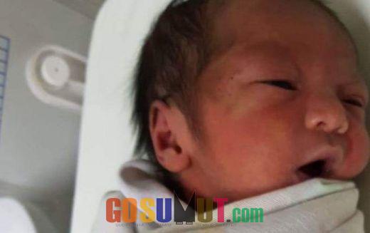 Warga Medan Timur Temukan Bayi Malang di Bangkai Mobil Pinggir Jalan