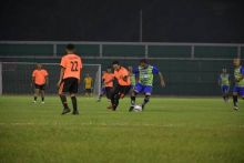 Pertandingan Persahabatan se-Sumut, Bupati dan Wabup Sergai Kompak Bermain Sepak Bola di Stadion Teladan Medan