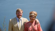 Raja dan Ratu Belanda Berpose di Danau Toba
