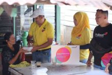 Indosat Salurkan Bantuan bagi Warga Terdampak Banjir di Padang