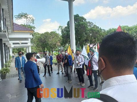 Mahasiswa Gelar Aksi Demo di DPRD Deliserdang, Ini Tuntutannya