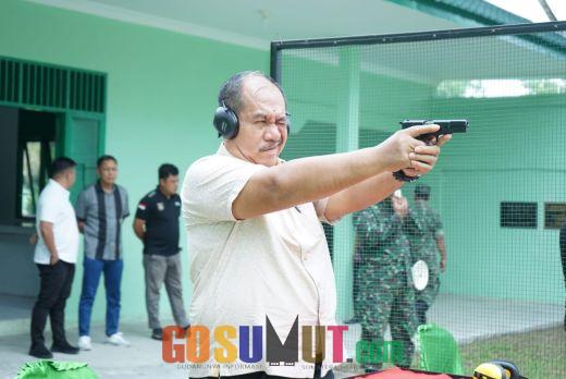 Wakil Bupati Asahan Ikut Latihan Menembak di Makodim 0208/AS