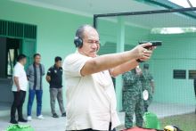 Wakil Bupati Asahan Ikut Latihan Menembak di Makodim 0208/AS