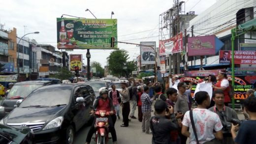 Demonstrasi Memanas, Pedagang Pasar Aksara Blokir Jalan