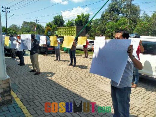 Aksi Bungkam di PN Sei Rampah, Massa Pemuda Anti Narkoba : Bandar Narkoba Bebas, ada apa Denganmu?