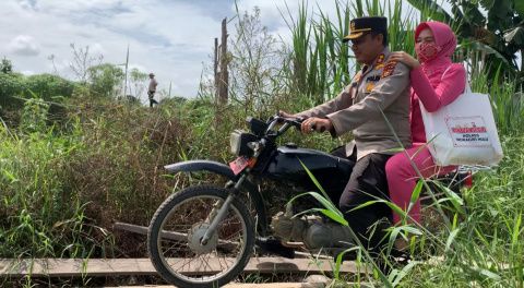 Lalui Jalan Tikus dengan Sepeda Motor, Kapolres Inhu dengan Ketua Bayangkara Masuk  Desa Antar Bantuan