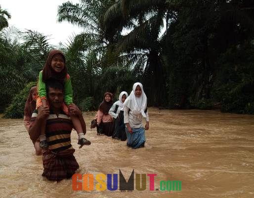 Sungai Meluap, Pelajar Nekat Melintasi Banjir Demi Pergi Sekolah