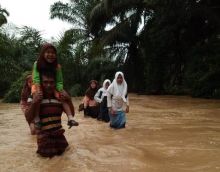 Sungai Meluap, Pelajar Nekat Melintasi Banjir Demi Pergi Sekolah