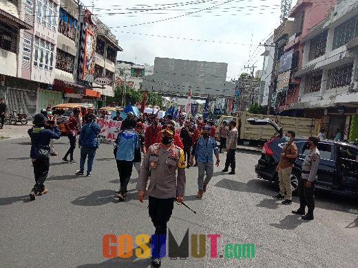 Kapolres Siantar Berjalan Dengan Para Demonstran Penolakan UU Cipta Kerja Ke Kantor DPRD