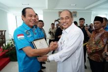 Walikota Umar Zunaidi Berikan Pin Emas kepada BNN RI, BNN Provsu dan Polres Tebingtinggi