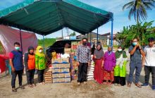 PHBI Dinkes Sergai Salurkan Bantuan Bencana Banjir di Posko Pengungsian