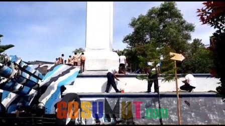 Danlanal Sibolga dan Jajaran Bersihkan Monumen Oswald Siahaan
