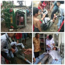 Saling Menyalip Kejar Sewa, Bus Rajawali Guling-guling, 4 Pelajar Dilarikan RS