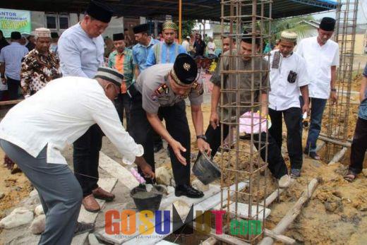 Bupati Labuhanbatu Berikan Bantuan Pembangunan Masjid Ar-Rahman Sirandorung